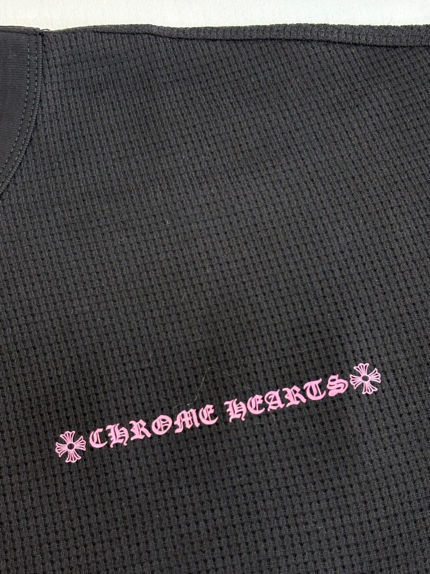 P330 Chrome Heart*/Chrome Heart USA limited CH black pink waffle. The fabric is made of 280g cotton waffle double-layer material. The printing is made of high-temperature heat transfer for garments. The embroidery is made of imported Tajima embroidery. Size: S/M/L